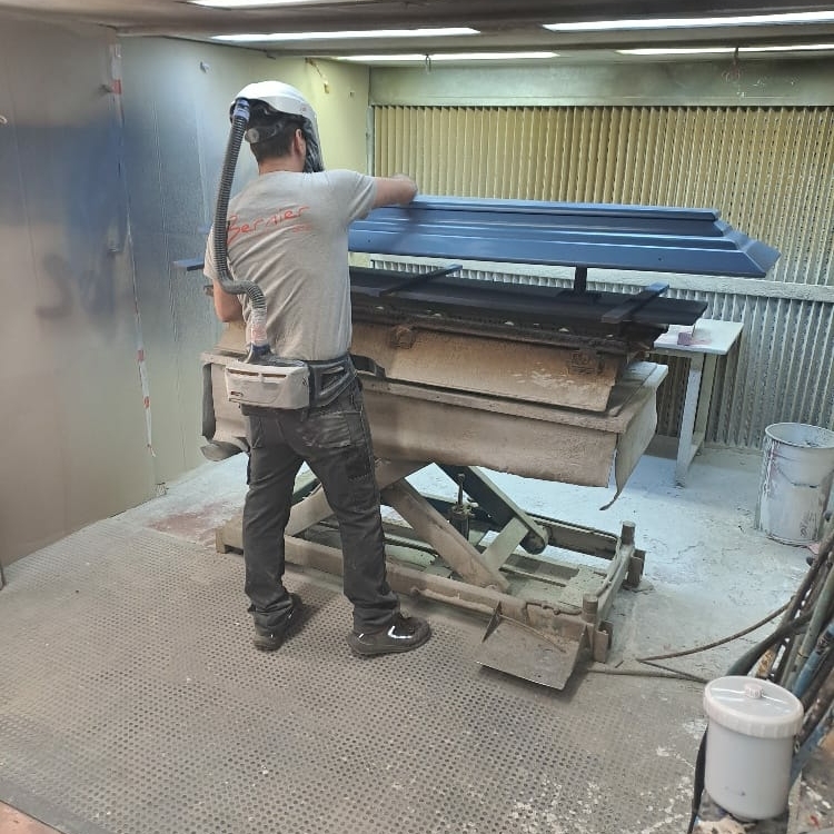 travail de peinture en cabine uai