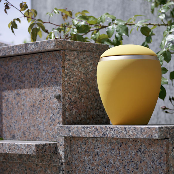 urne funeraire jaune sur pierre uai